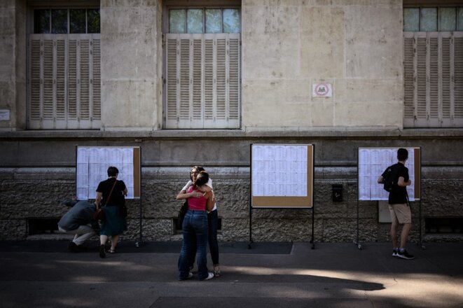 Les résultats du bac à Lyon le 5 juillet 2022. © Photo Jeff Pachoud/AFP