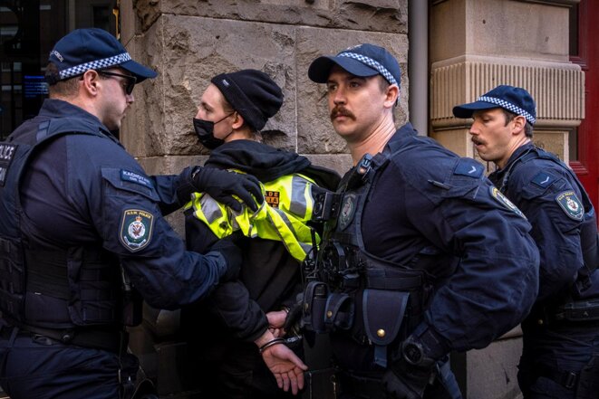 Les militants de Blockade Australia se sont heurtés à un important dispositif de forces de l’ordre lors d’un blocage des rues du centre-ville de Sydney, le 27 juin 2022. © Photo Léo Roussel pour Mediapart