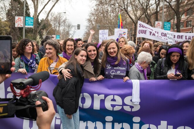 La ministre de l’égalité espagnole, Irene Montero, au centre, lors de la marche de la Journée internationale des droits des femmes à Madrid, le 8 mars 2020. © Photo Julia Galan / Hans Lucas via AFP