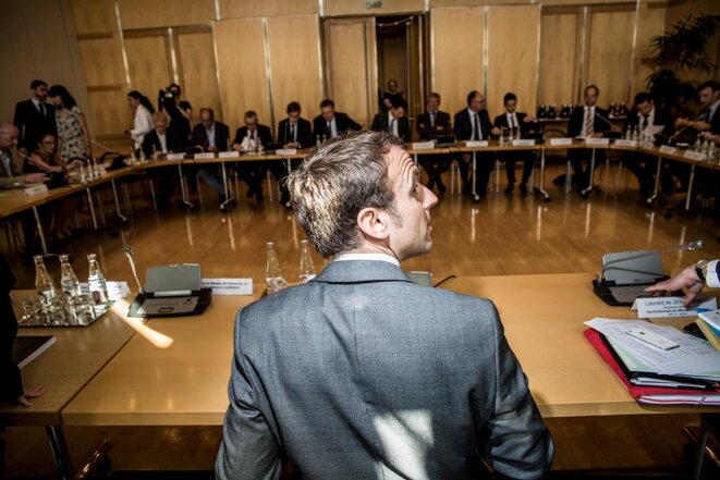Emmanuel Macron, ministre de l’économie, lors de la réunion de la cellule de continuité économique à Bercy, le 20 juillet 2016. © Photo Romain Gaillard / REA