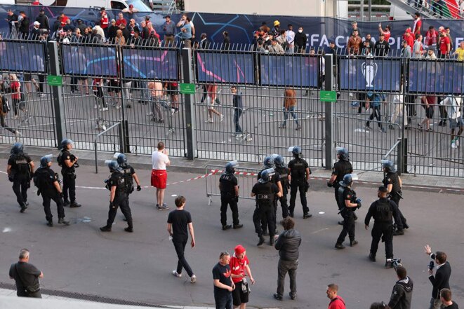 Des gendarmes et policiers devant le Stade de France à Saint-Denis, le 28 mai 2022. © Photo Thomas Coex / AFP