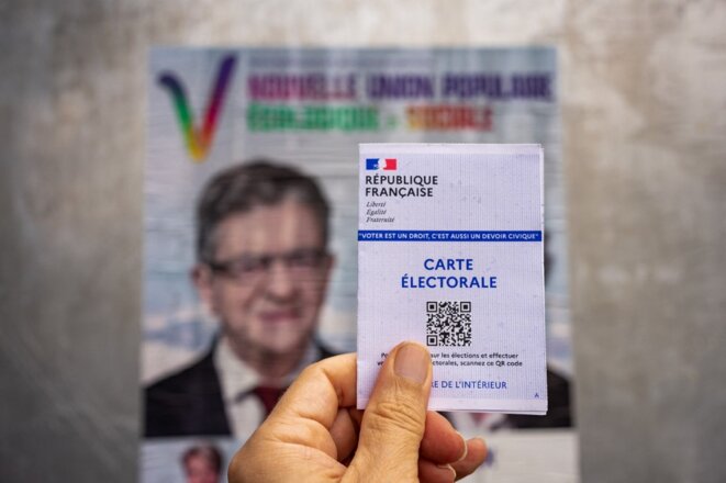 Carte électorale devant une affiche de la Nupes. © Jean-Marc Barrrere / Hans Lucas via AFP