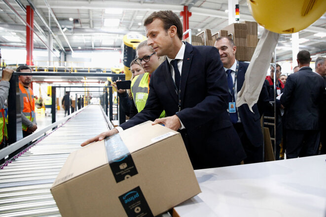 Emmanuel Macron with the operations director of Amazon in France, Ronan Bolé, right, during a visit to the Amazon warehouse at Boves close to Amiens in northern France, October 3rd 2017. © Photo Yoan Valat / Pool / AFP