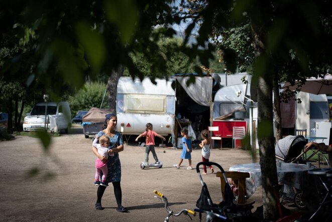 Dans un bidonville rassemblant des Roumains, majoritairement issus de la minorité rom, à Nantes, le 21 juin 2022. © Photo Loïc Venance / AFP