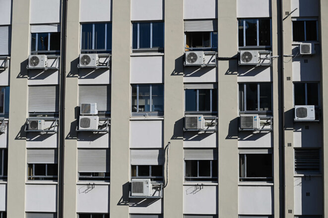 Façade d’immeuble de bureaux avec de nombreux moteurs de climatiseurs posés en extérieur à Lyon, en 2019. © Photo Stéphane Audras / REA