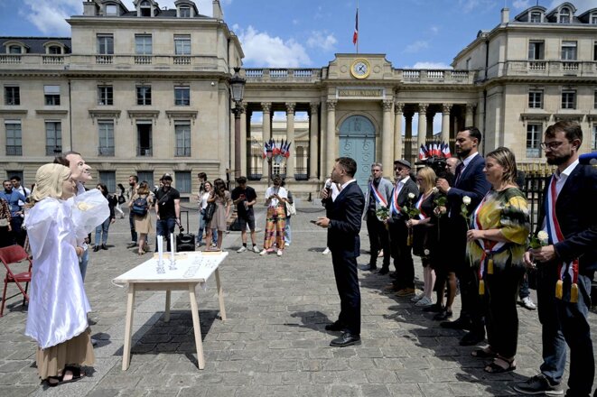 Action organisée par La France insoumise pour dénoncer la mort du « front républicain » devant le Palais-Bourbon, à Paris, le 6 juillet 2022. © Photo AFP