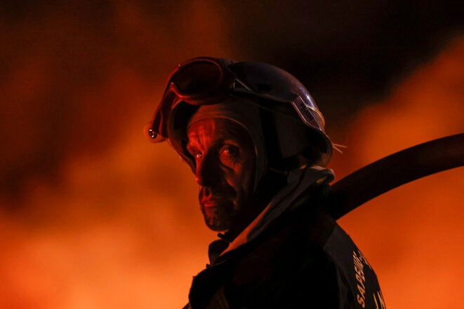 Un des sapeurs-pompiers qui ont lutté toute la nuit contre l'incendie qui dévaste la Gironde, le 17 juillet 2022. © Photo Olivier Corsan / Le Parisien / PhotoPQR via MaxPPP