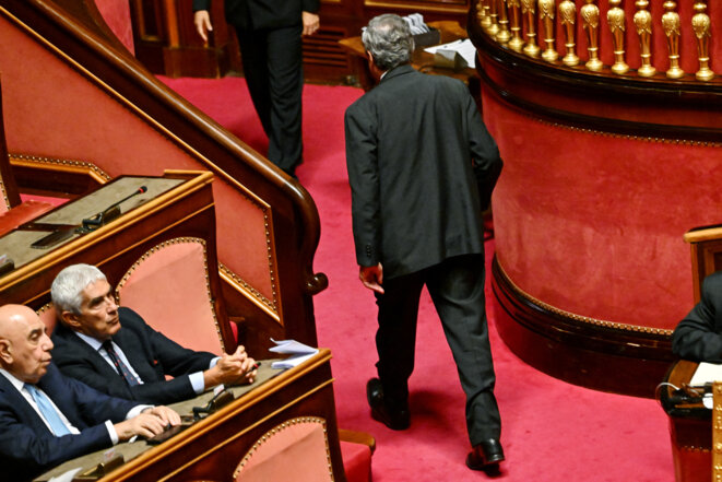 Mario Draghi quitte un débat au Sénat italien sur la crise de sa coalition gouvernementale, le 20 juillet 2022. © Andreas Solaro / AFP