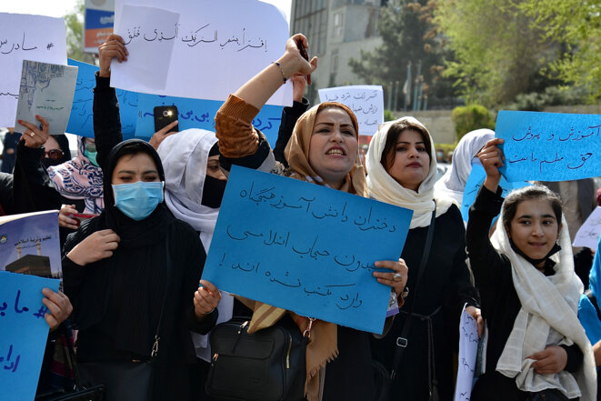 Manifestantes exigeant la réouverture des lycées pour les filles, Kaboul, mars 2022. © Ahmad SAHEL ARMAN / AFP