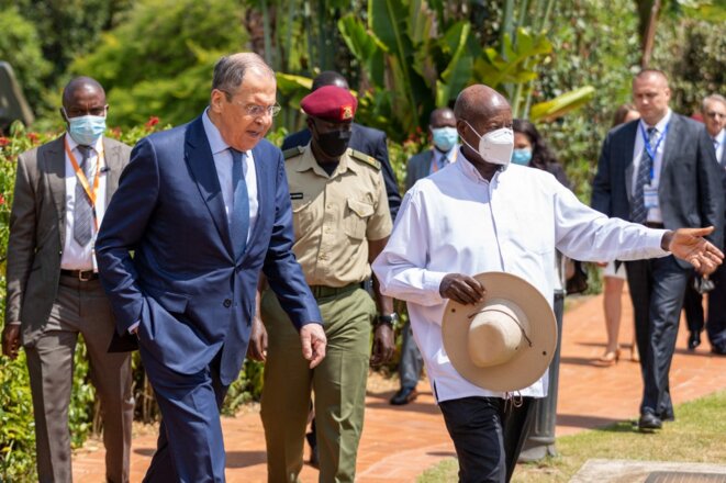 Sergueï Lavrov avec le président ougandais Yoweri Museveni, le 26 juillet 2022. © Photo Badru Katumba/AFP
