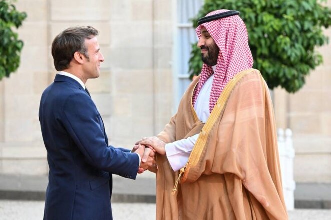 Emmanuel Macron welcoming Saudi Crown Prince Mohammed bin Salman at the Élysée Palace, July 28th 2022. © BERTRAND GUAY / AFP