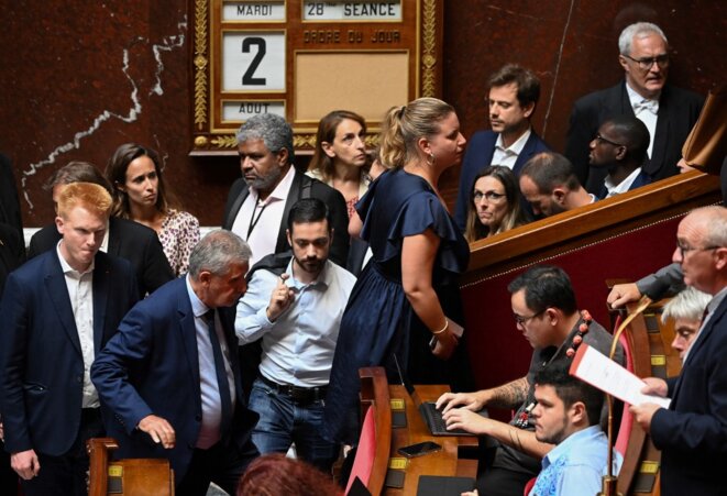 Le groupe de La France insoumise regagne ses sièges à l'Assemblée nationale le 2 août, après être parti en signe de protestation. © Photo Alain Jocard / AFP