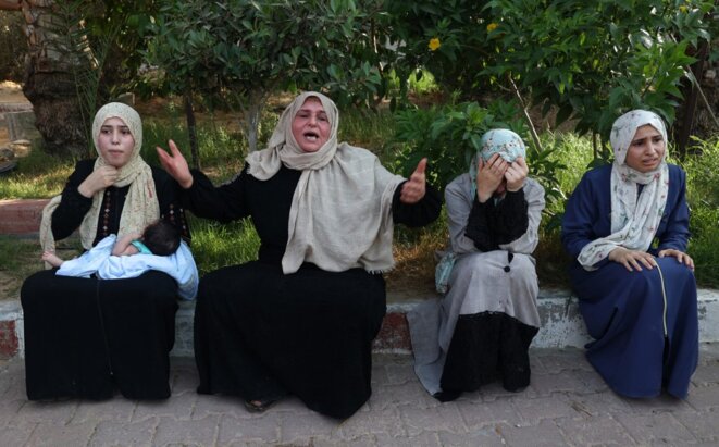 Des femmes palestiniennes à l’extérieur d’un hôpital de la bande de Gaza le 5 août 2022. © Photo Said Khatib/AFP