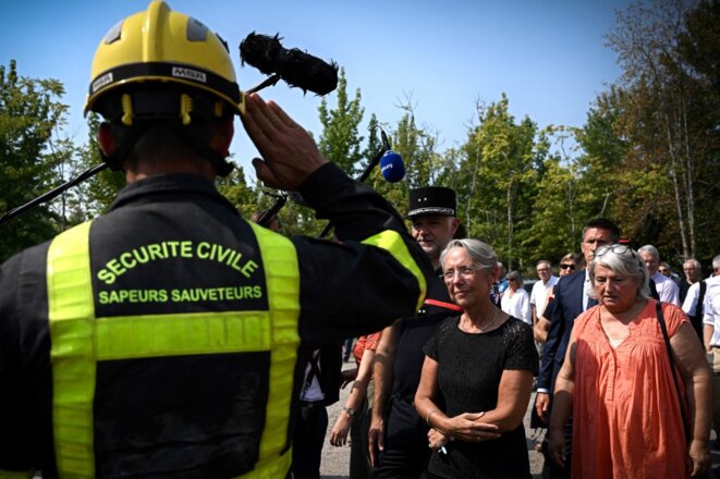 La première ministre Élisabeth Borne visite un centre de pompiers près de Hostens (Gironde), le 11 août 2022. © Photo Philippe Lopez / Pool / AFP