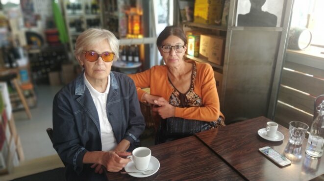 Former weavers Zohra Fournier and her sister Habiba Kechout © Photo Prisca Borrel pour Mediapart