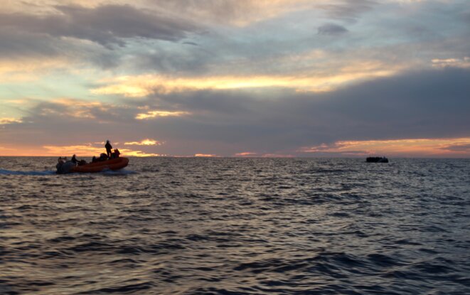 Des exilés secourus par les sauveteurs de SOS Méditerranée, en février 2021. © Nejma Brahim / Mediapart.