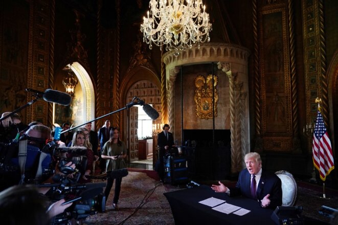 Une conférence de presse organisée par Donald Trump, alors président des États-Unis, dans sa résidence de Mar-a-Lago, le 22 novembre 2018 © Mandel Ngan / AFP.