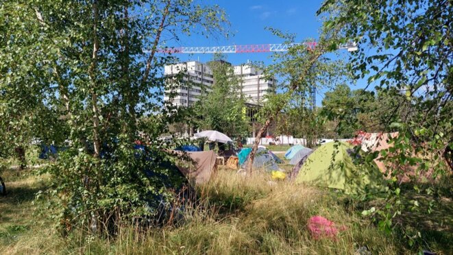 Avant l’évacuation du mardi 12 juillet 2022, plus d’une vingtaine de tentes de sans-abris étaient dressées sous les fenêtres de la mairie de Strasbourg. © CB / Actu Strasbourg