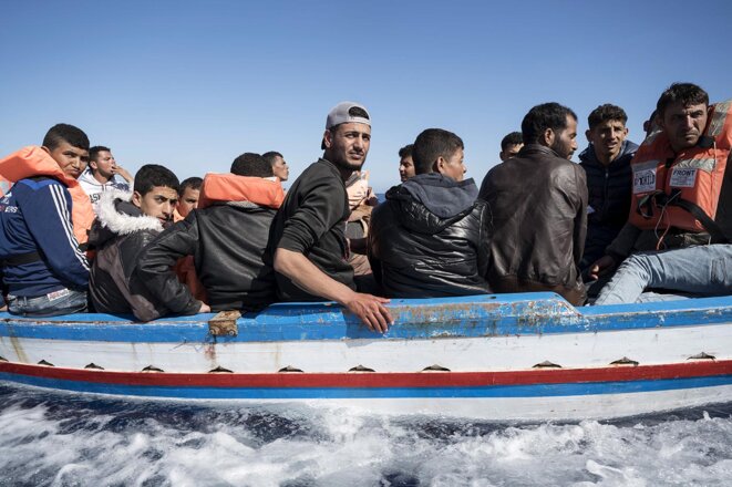 Un bateau transportant 23 personnes venues de Tunisie est secouru par un navire de l’ONG Open Arms, près de Malte, le 21 mai 2022. © Valeria Ferraro / ZUMA Press Wire / REA