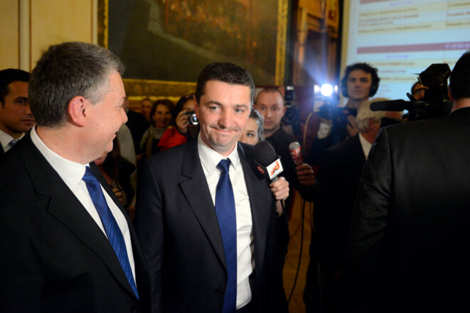 Gaël Perdriau, avec Gilles Artigues, le soir de sa première élection à la mairie de Saint-Étienne en 2014. © Jean-Philippe KSIAZEK / AFP