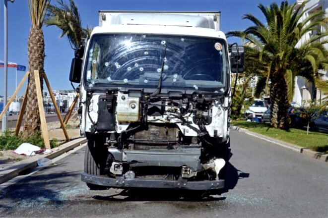 Le camion utilisé par le tueur de Nice, après l'attentat. © DR