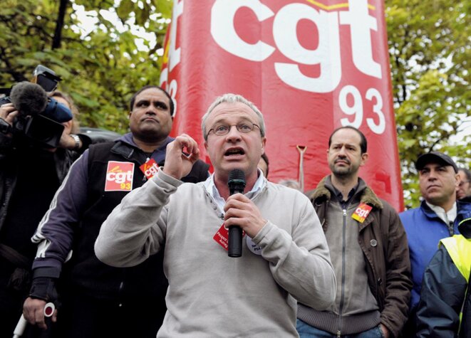 Jean-Pierre Mercier (au centre) lors d'une manifestation des salariés de PSA devant la préfecture de Bobigny, le 8 novembre 2012. © Photo Éric Piermont / AFP