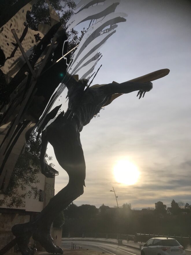 « Désillusion totale » statue de Daniel Hourdé installée à Bergerac. La désillusion totale fait place nette pour « la foi dans sa nudité » © JNC-Beaurecueil-Forge de la poésie