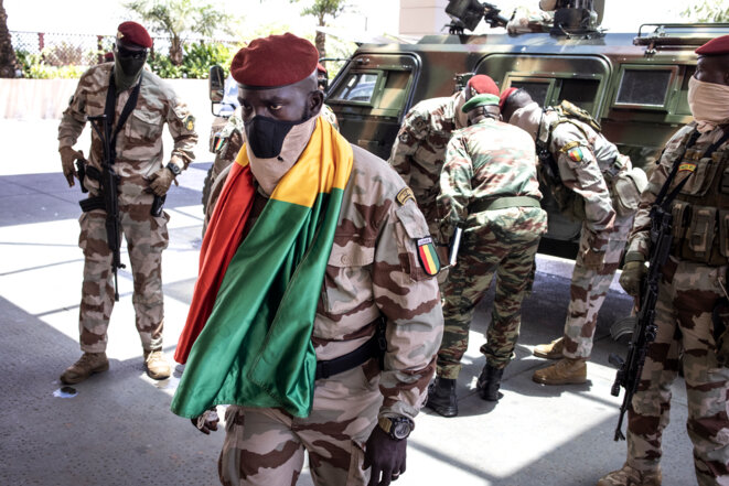 Un membre des forces spéciales dirigées par le colonel putschiste Mamadi Doumbouya, le 17 septembre 2021 à Conakry (Guinée). © Photo AFP / John Wessels