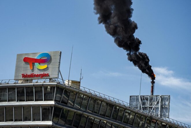 La fumée de la torchère de la raffinerie Total Energies à Lyon, le 9 juillet 2022. © Photo Nicolas Liponne / Hans Lucas via AFP