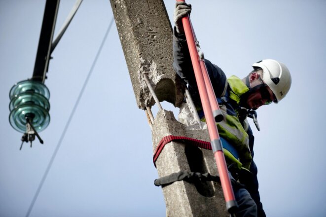 Intervention d'un agent d'Enedis sur le réseau d'électricité en 2014. © Photo Jean-Sébastien Evard / AFP