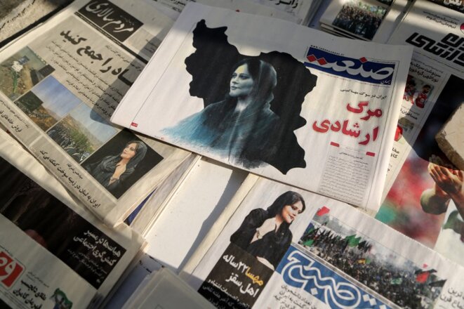 Les unes des journaux iraniens avec la jeune Iranienne de 22 ans Mahsa Amini. © Photo Fatemeh Bahrami/Anadolu Agency/AFP