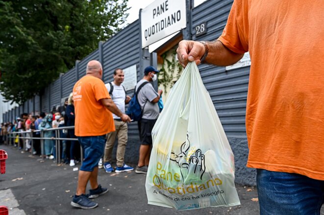 Milan, le 31 août 2022, distribution de nourriture gratuite par l'association Pane Quotidiano. © Photo Piero Cruciatti / Anadolu Agency via AFP