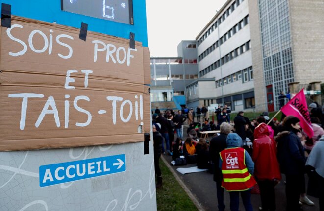 Manifestation de professeurs, élèves et syndicats à Melle, le 7 février 2020. © Photo Benoit Felace / Le Courrier de l’Ouest / PhotoPQR via MaxPPP