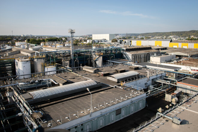 Une vue de l’usine Lubrizol en septembre 2020, un an après l’accident. © Photo Lou Benoist / AFP