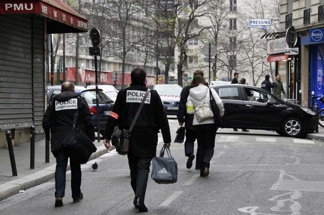 Des enquêteurs de police judiciaire près des bureaux de « Charlie Hebdo », le 7 janvier 2015, à Paris. © Photo Dominique Faget / AFP