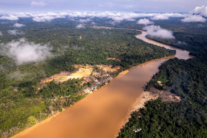 Vue aérienne d’une exploitation d’orpaillage illégale en territoire Yanomami, au Brésil, en août 2022. © Photo Victor Raison
