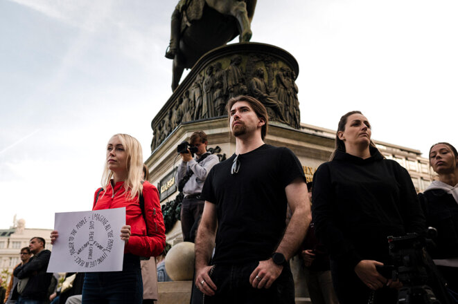 Belgrade, le 24 septembre 2022. Des membres de la communauté russe lors d’une manifestation sur la place de la République. © Photo Andrej Ivanov