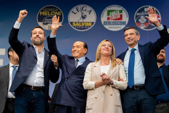 Matteo Salvini, Silvio Berlusconi, Giorgia Meloni et Maurizio Lupi lors du meeting organisée par l'alliance politique de droite, le 22 septembre 2022 à Rome. © Photo Riccardo Fabi / NurPhoto via AFP