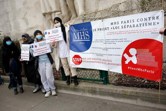 Des ex-élèves du lycée MHS lors d'une manifestation contre le projet de loi « séparatisme » le 14 février 2021. © Photo Sébastien Calvet / Mediapart