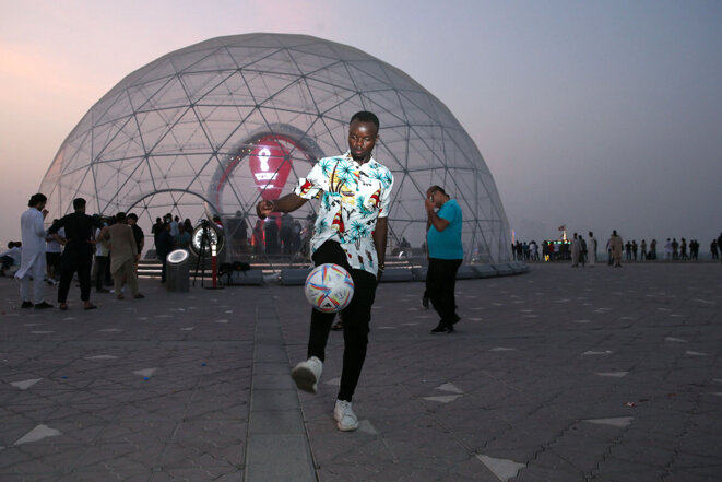 Devant le dôme abritant le compte à rebours de la Coupe du monde de football Qatar 2022, à Doha le 12 août 2022. © Photo Mustafa Abumunes / AFP