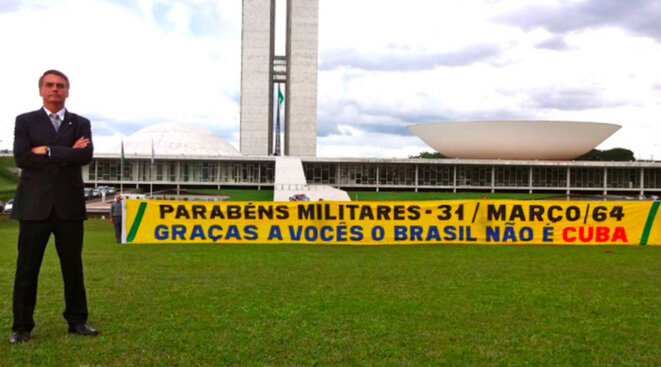 Le président Bolsonaro "commémore" le coup d'Etat militaire de 1964 à Brasilia, le 31 mars 2019. On peut lire sur la banderole "Félicitations aux militaires, grâce à vous le Brésil n'est pas Cuba" © Le Petit Journal