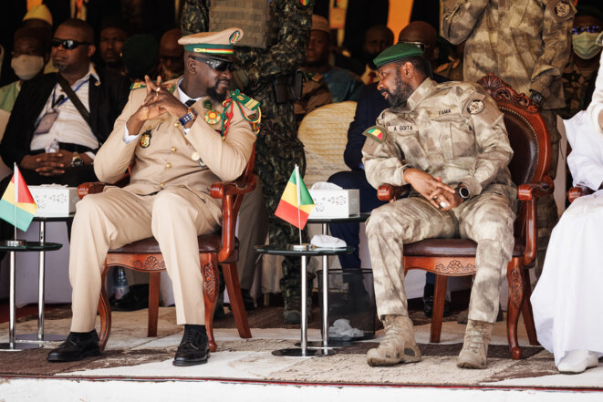 Le chef d’État malien Assimi Goïta (droite) et le chef d’État guinéen Mamadi Doumbouya (gauche), le 22 septembre 2022 à Bamako (Mali). © Photo Ousmane Makaveli / AFP