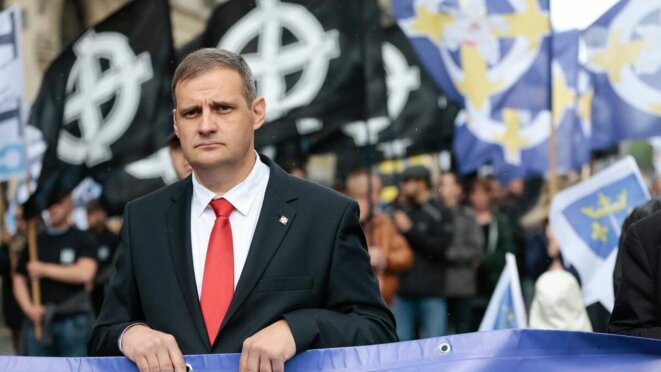 Yvan Benedetti, ex-élu FN, membre assumé de l’ultra-droite, lors d'une manifestation © https://www.leparisien.fr/