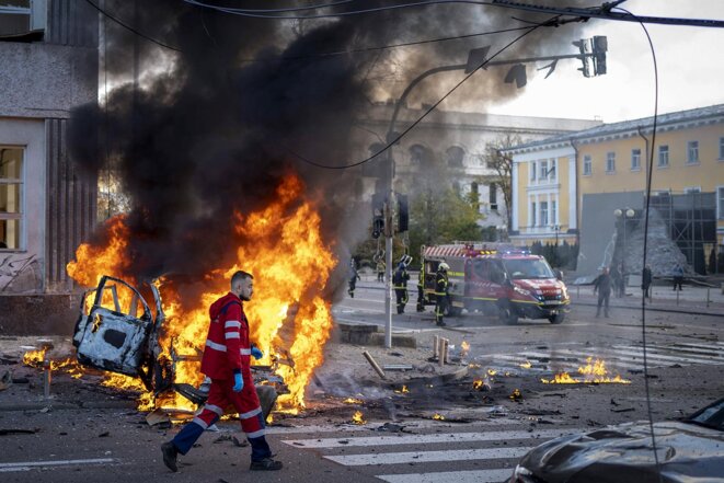 Une voiture en feu dans les rues de Kyiv après une attaque russe, le 10 octobre 2022. © Photo Roman Hrytsyna / AP via Sipa