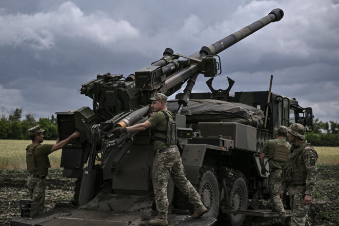 Ukrainian soldiers operating a French Caesar cannon in the Donbas region of Ukraine on June 15th 2022. © Photo Aris Messinis / AFP