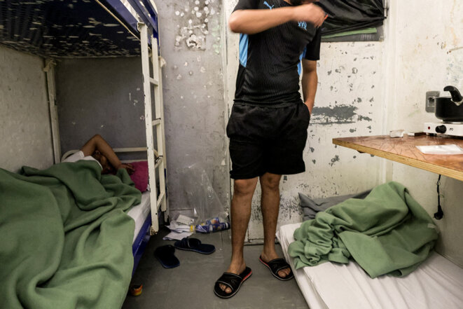 Des détenus dans leur cellule à la prison de Gradignan, le 3 octobre 2022. © Photo Thibaud Moritz / AFP