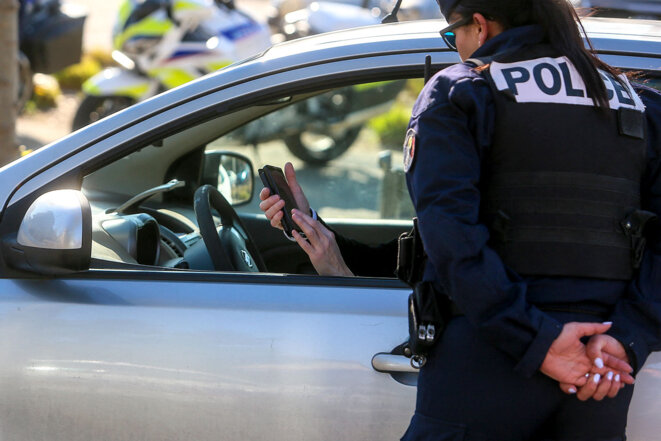 Lors d'un contrôle routier à Valence en mars 2020. © Photo Nicolas Guyonnet / Hans Lucas via AFP