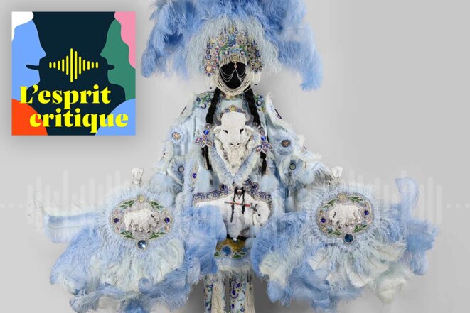 Le costume neige et azur de la reine de la « tribu » des Creole Wild West, créé en 2017, est à l’effigie du bison blanc, figure mythique d’origine sioux. © Musée du quai Branly-Jacques Chirac / Pauline Guyon