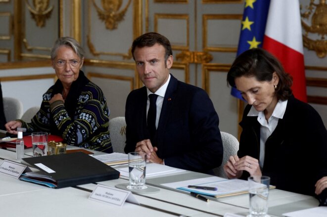 Prime minister Élisabeth Borne, President Emmanuel Macron and sports minister Amélia Oudéa-Castéra at the Élysée on September 29th 2022. © Photo Benoit Tessier / AFP