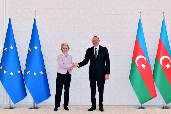 Ursula von der Leyen et Ilham Aliyev après la signature d’un accord sur l'augmentation des importations de gaz naturel azerbaïdjanais vers l’Union européenne, à Bakou, le 18 juillet 2022. © Photo Présidence Azerbaïdjan / Anadolu Agency via AFP